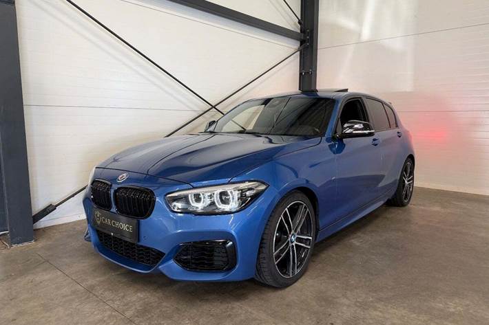 Blå BMW M140i fra 2018