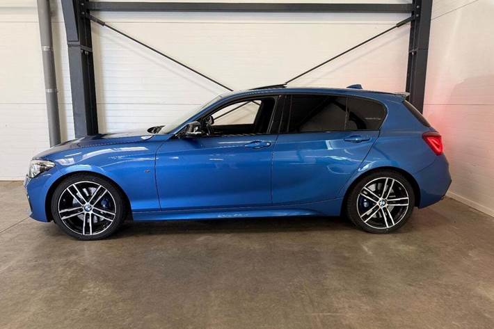 Blå BMW M140i fra 2018