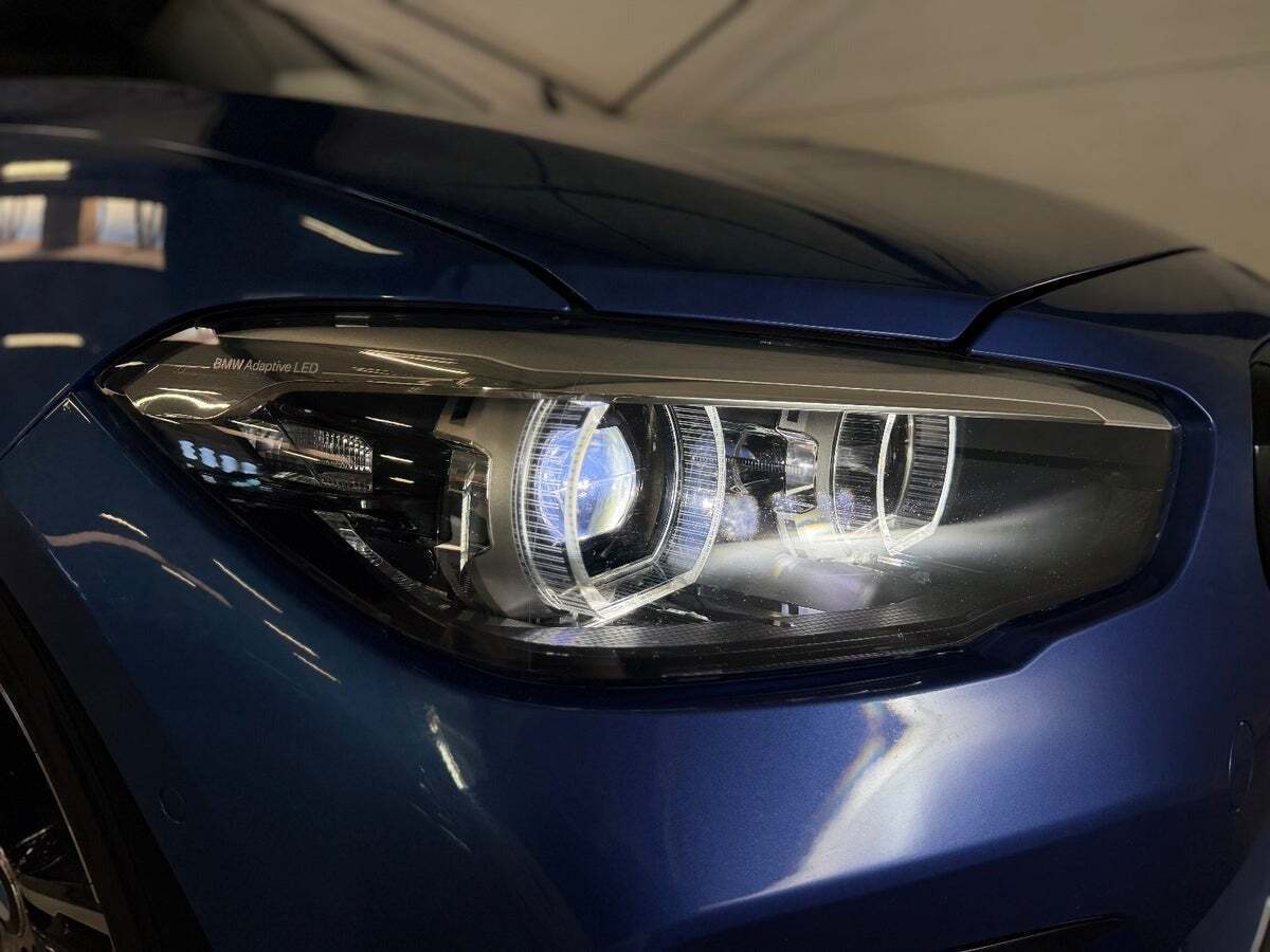 Blå BMW M140i fra 2018