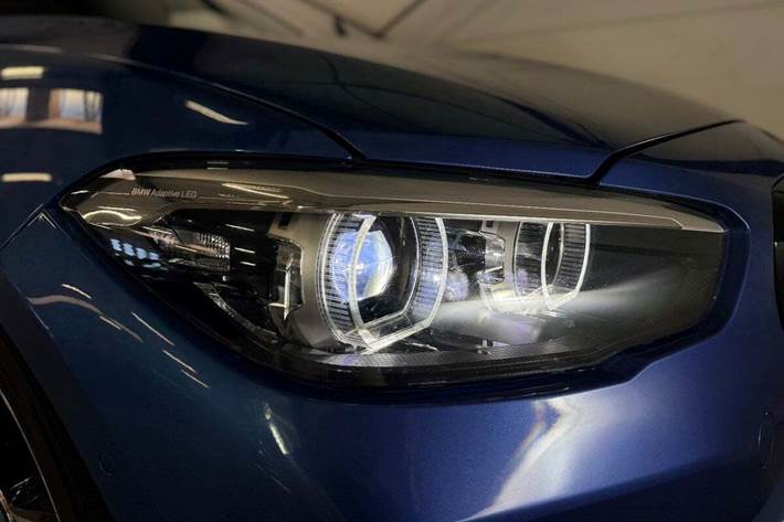 Blå BMW M140i fra 2018