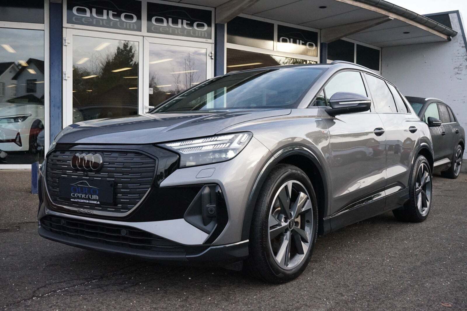 Grå Audi Q4 e-tron fra 2024