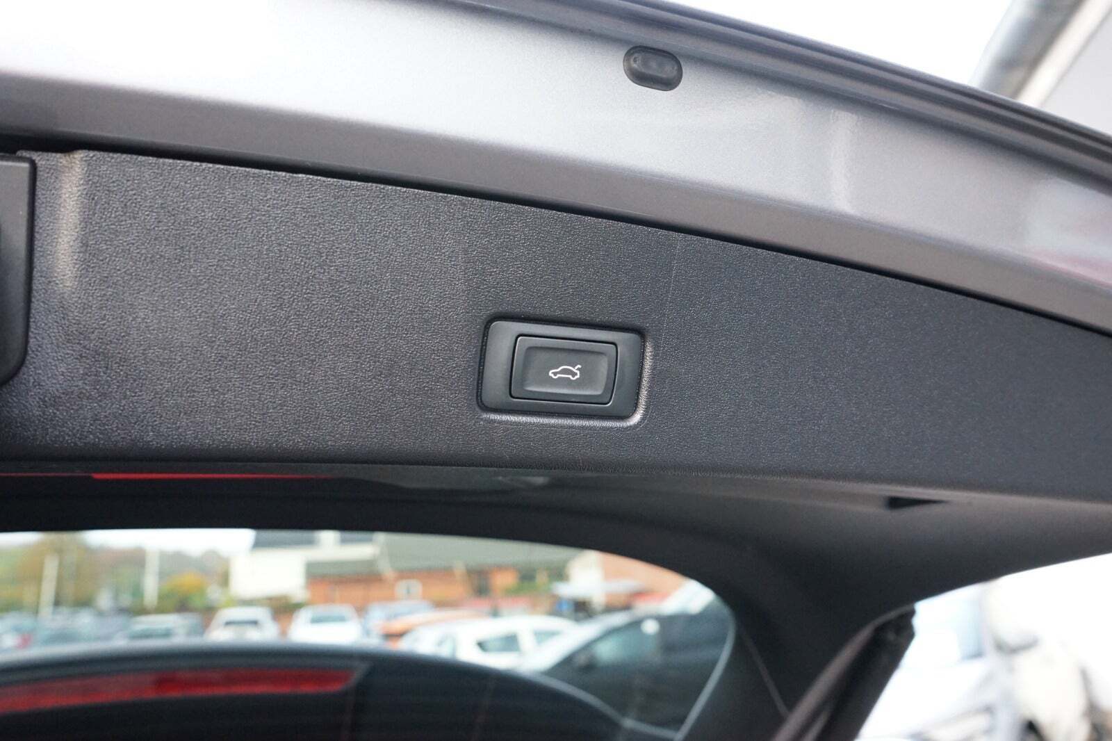 Grå Audi Q4 e-tron fra 2024