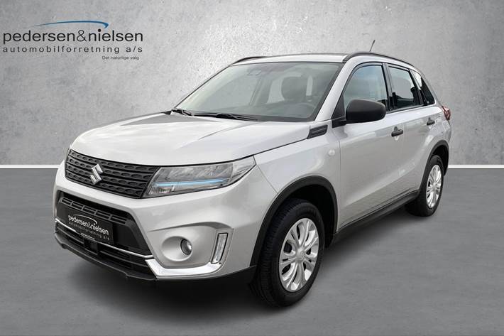 Sølv Suzuki Vitara fra 2022 set udefra