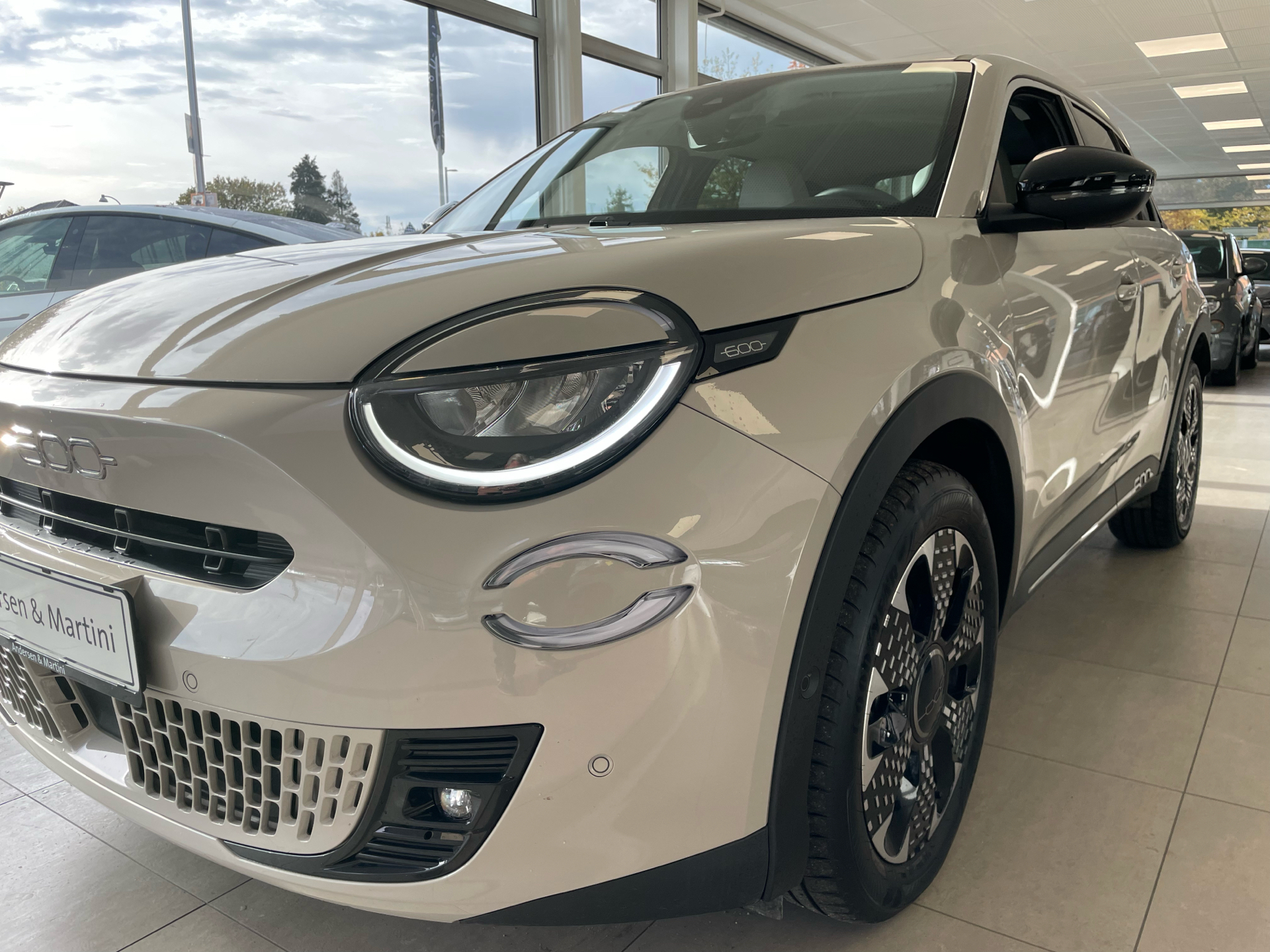 Beige Fiat 600e fra 2024