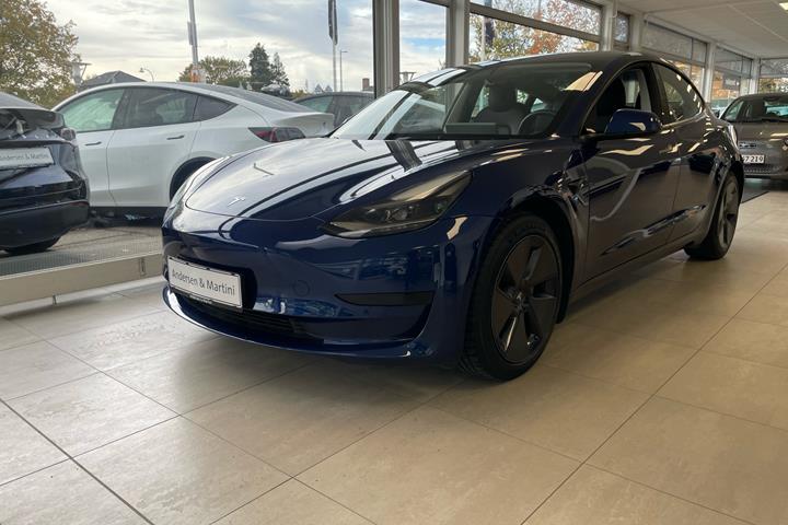 Blå Tesla Model 3 fra 2021 set udefra