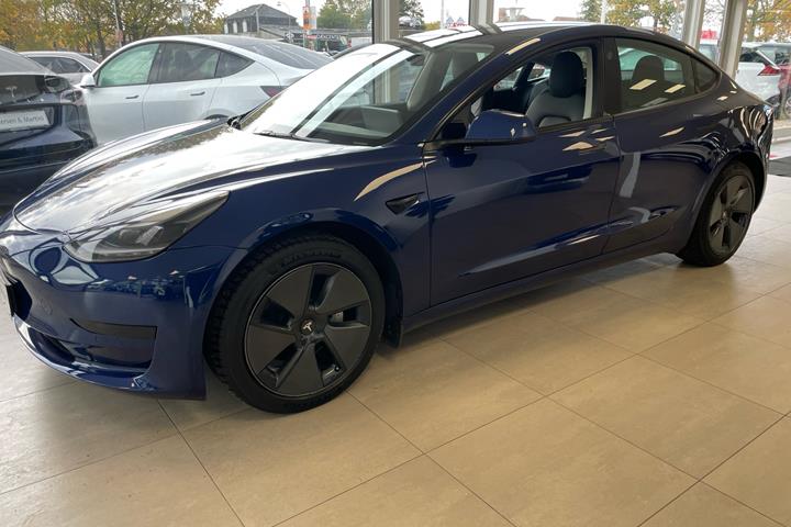 Blå Tesla Model 3 fra 2021