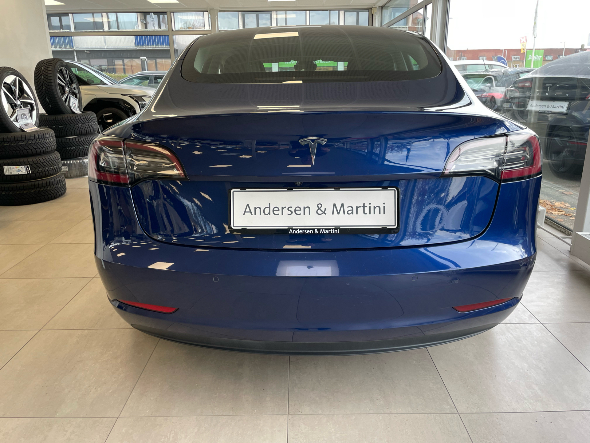 Blå Tesla Model 3 fra 2021
