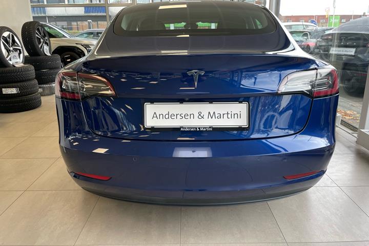 Blå Tesla Model 3 fra 2021