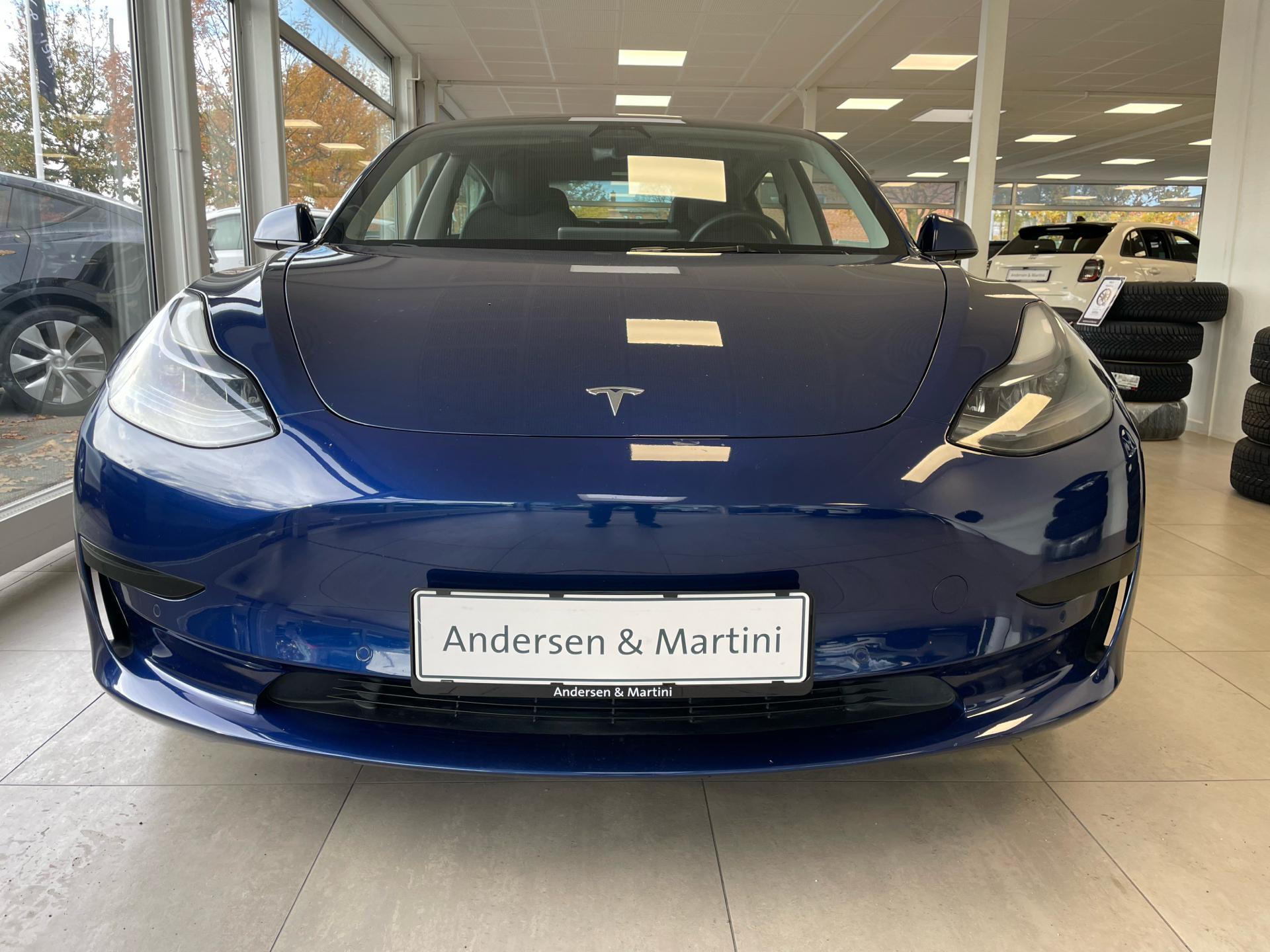 Blå Tesla Model 3 fra 2021