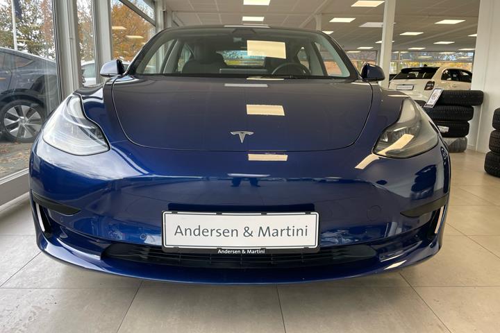 Blå Tesla Model 3 fra 2021