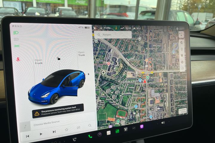 Blå Tesla Model 3 fra 2021