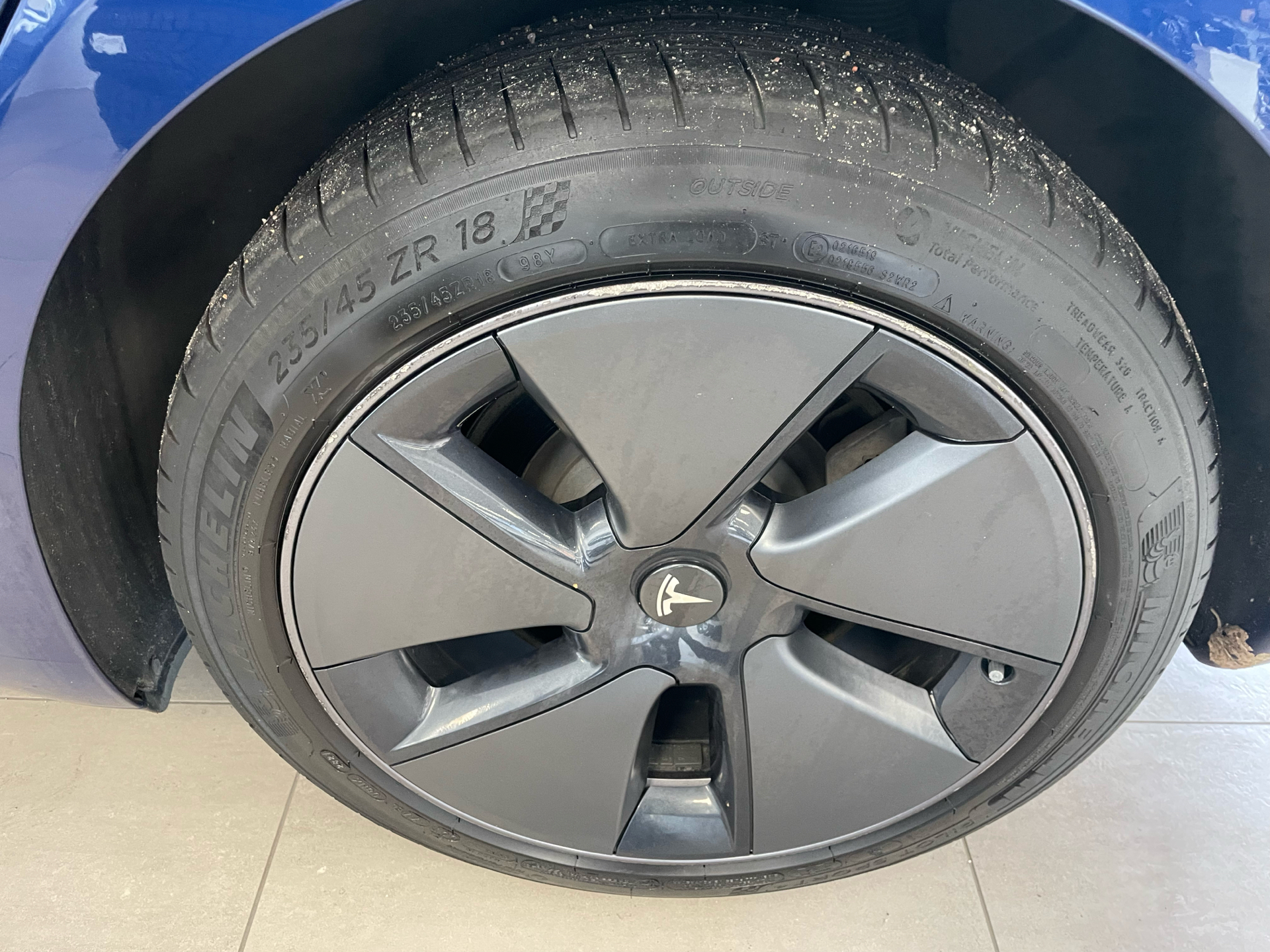 Blå Tesla Model 3 fra 2021
