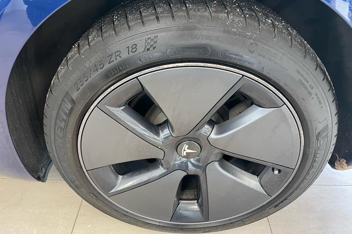 Blå Tesla Model 3 fra 2021