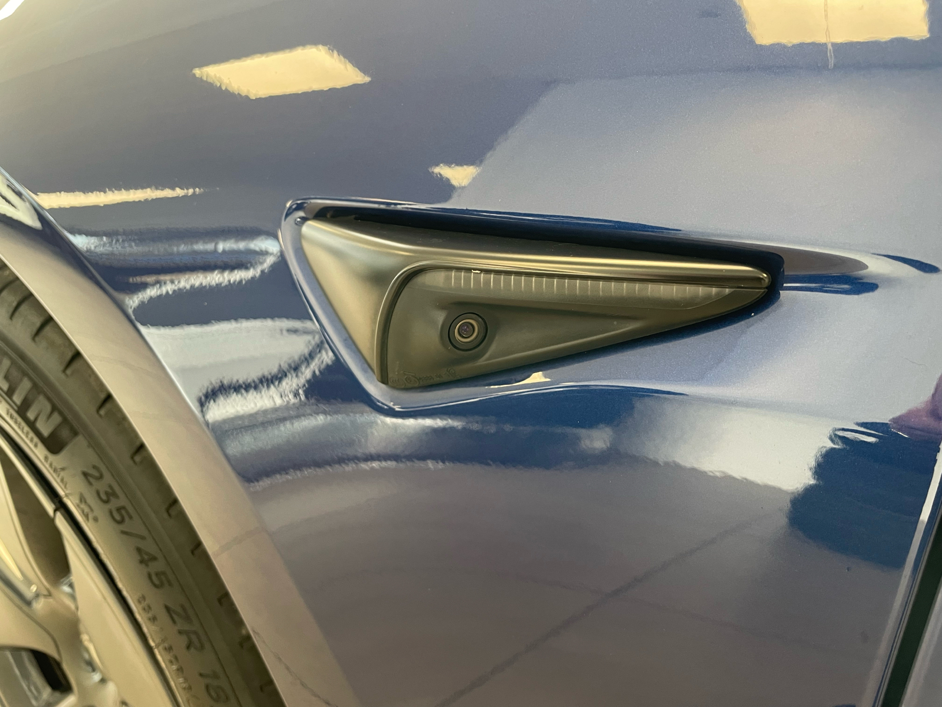 Blå Tesla Model 3 fra 2021