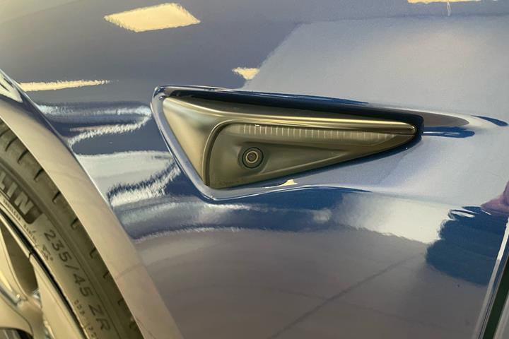 Blå Tesla Model 3 fra 2021