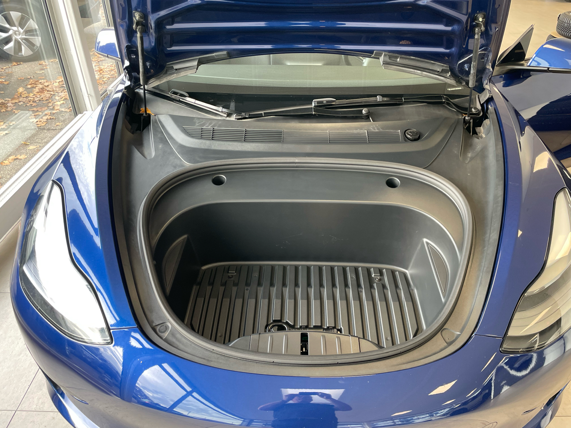 Blå Tesla Model 3 fra 2021