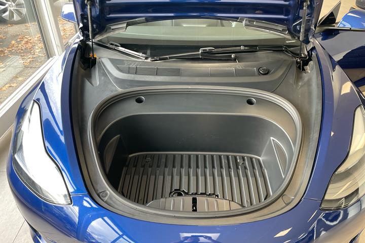 Blå Tesla Model 3 fra 2021