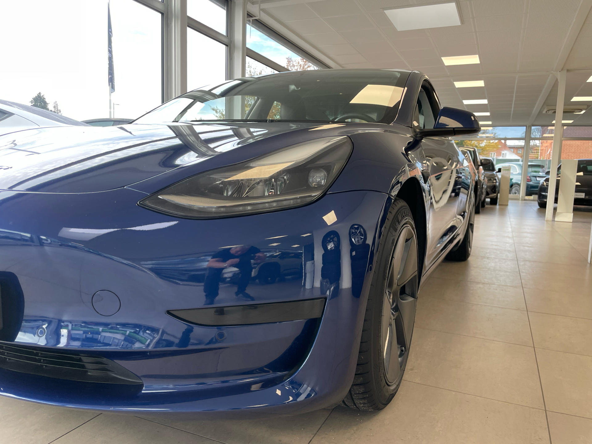 Blå Tesla Model 3 fra 2021