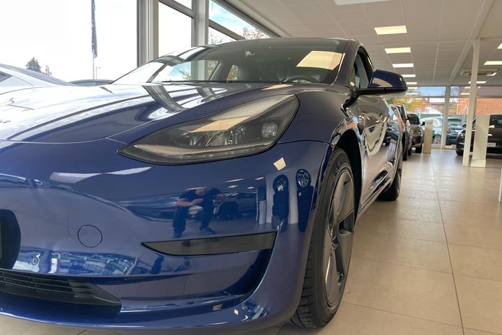 Blå Tesla Model 3 fra 2021