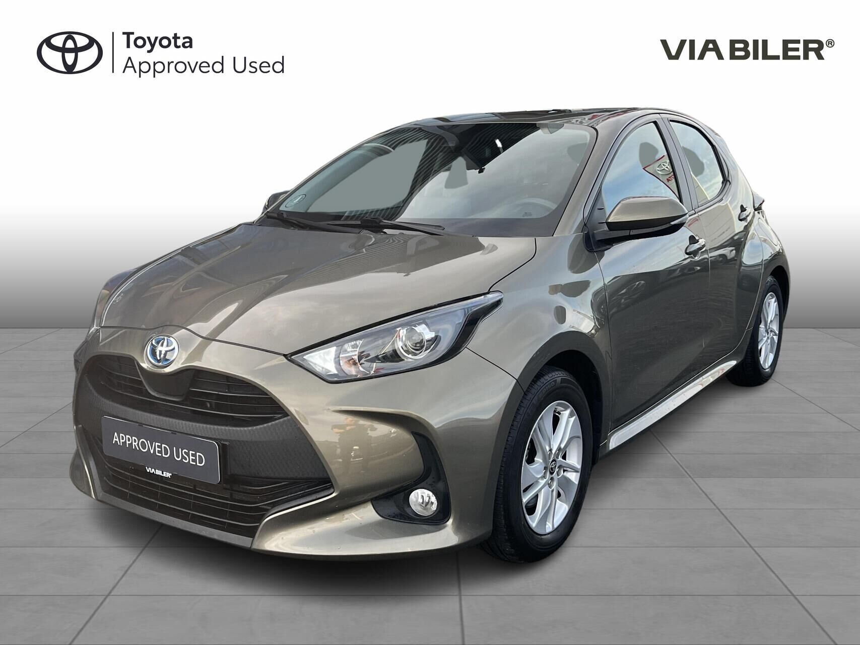 Bronze Toyota Yaris fra 2022 set udefra