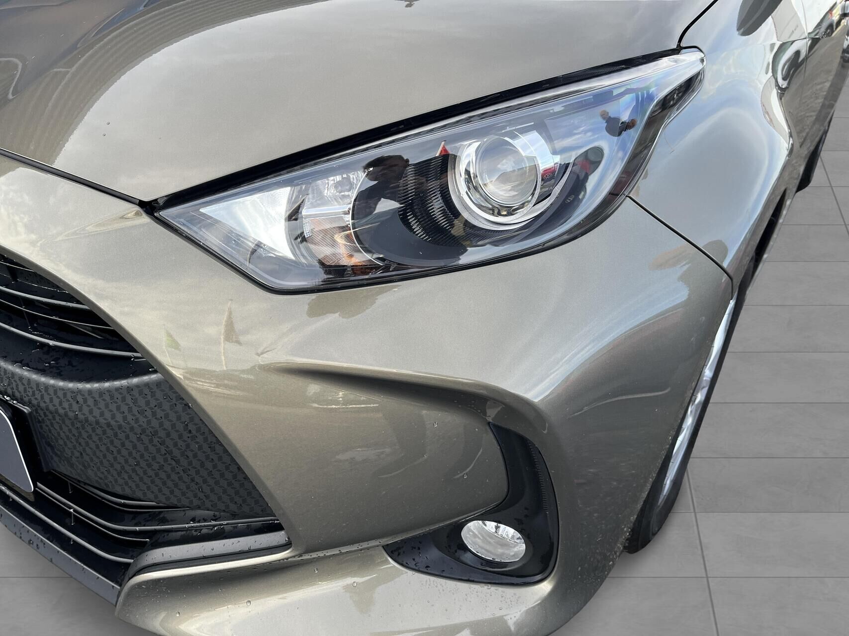 Bronze Toyota Yaris fra 2022