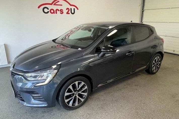 Grå Renault Clio V fra 2020 set udefra