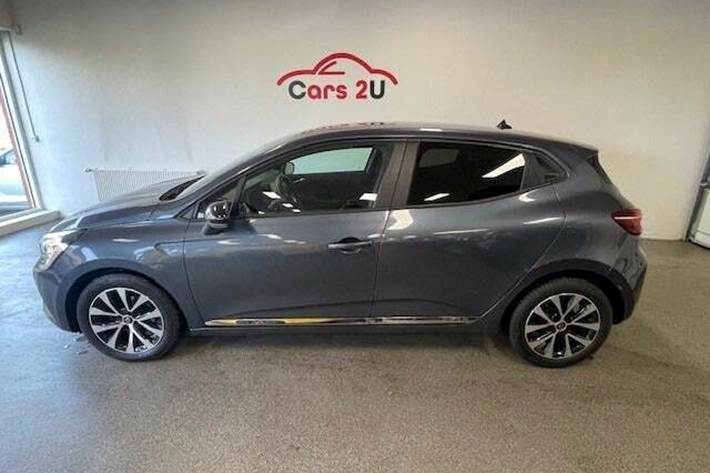 Grå Renault Clio V fra 2020