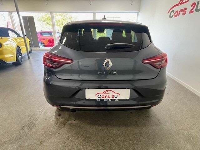 Grå Renault Clio V fra 2020