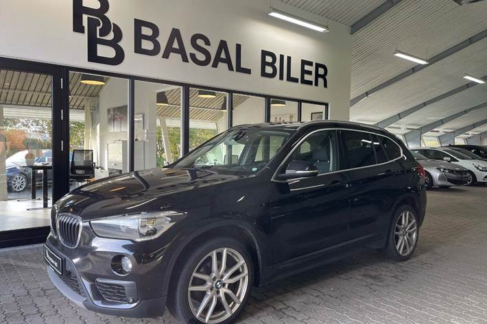 Sort BMW X1 fra 2016 set udefra