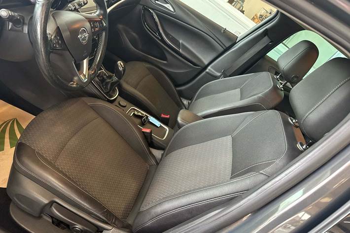Grå Opel Astra fra 2016