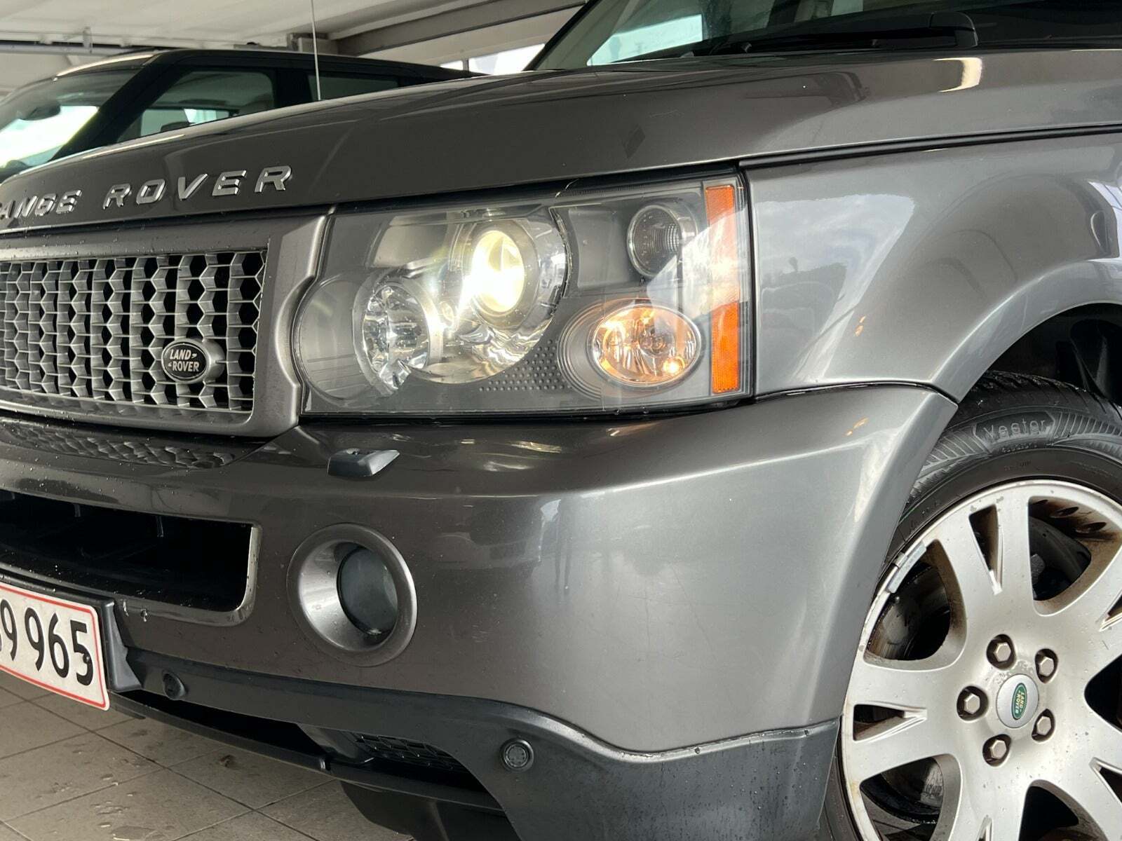 Grå Land Rover Range Rover sport fra 2005