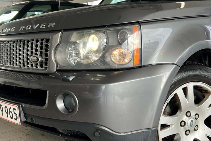 Grå Land Rover Range Rover sport fra 2005