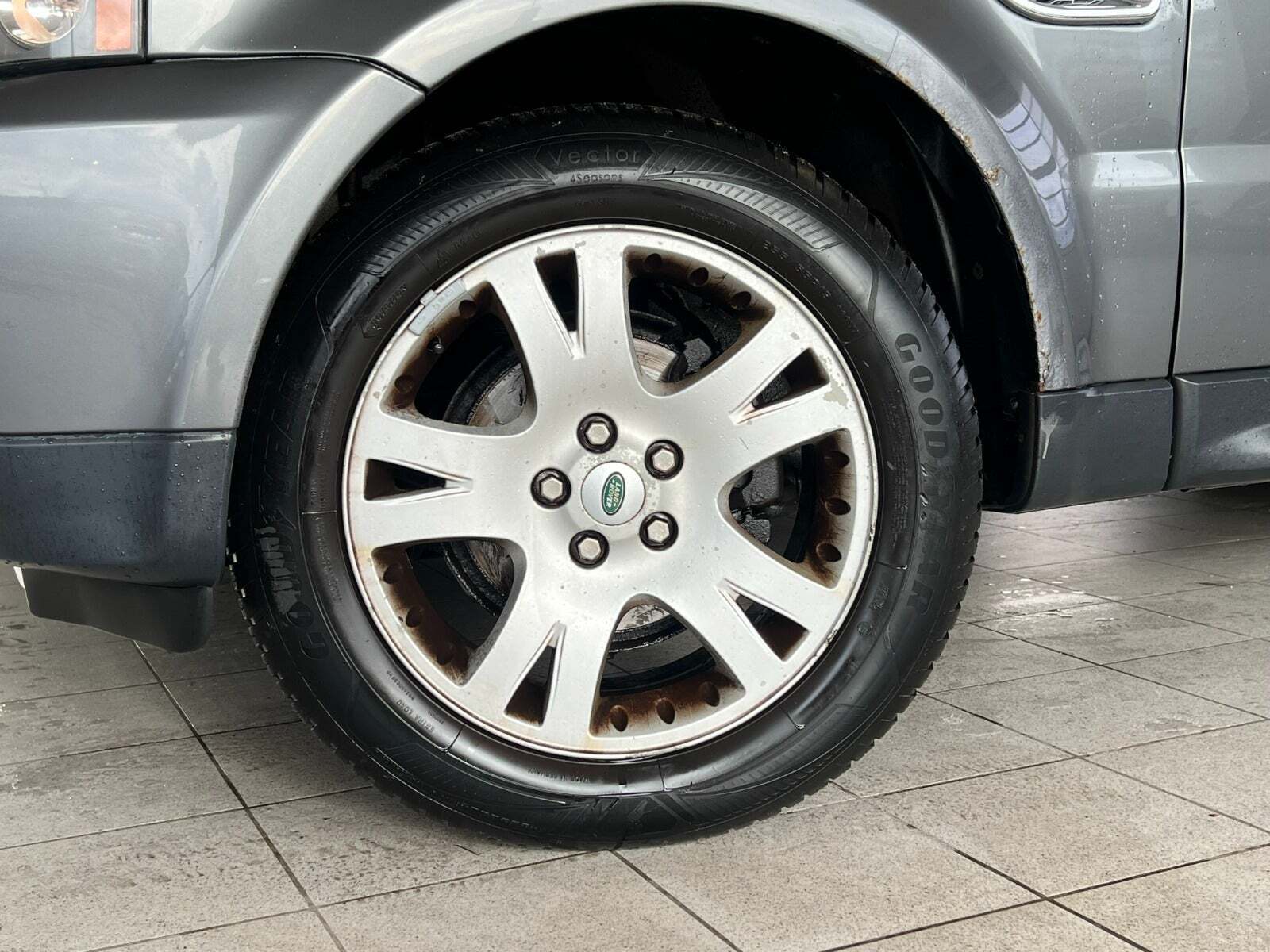Grå Land Rover Range Rover sport fra 2005