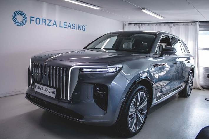 Grå Hongqi E-HS9 fra 2024 set udefra