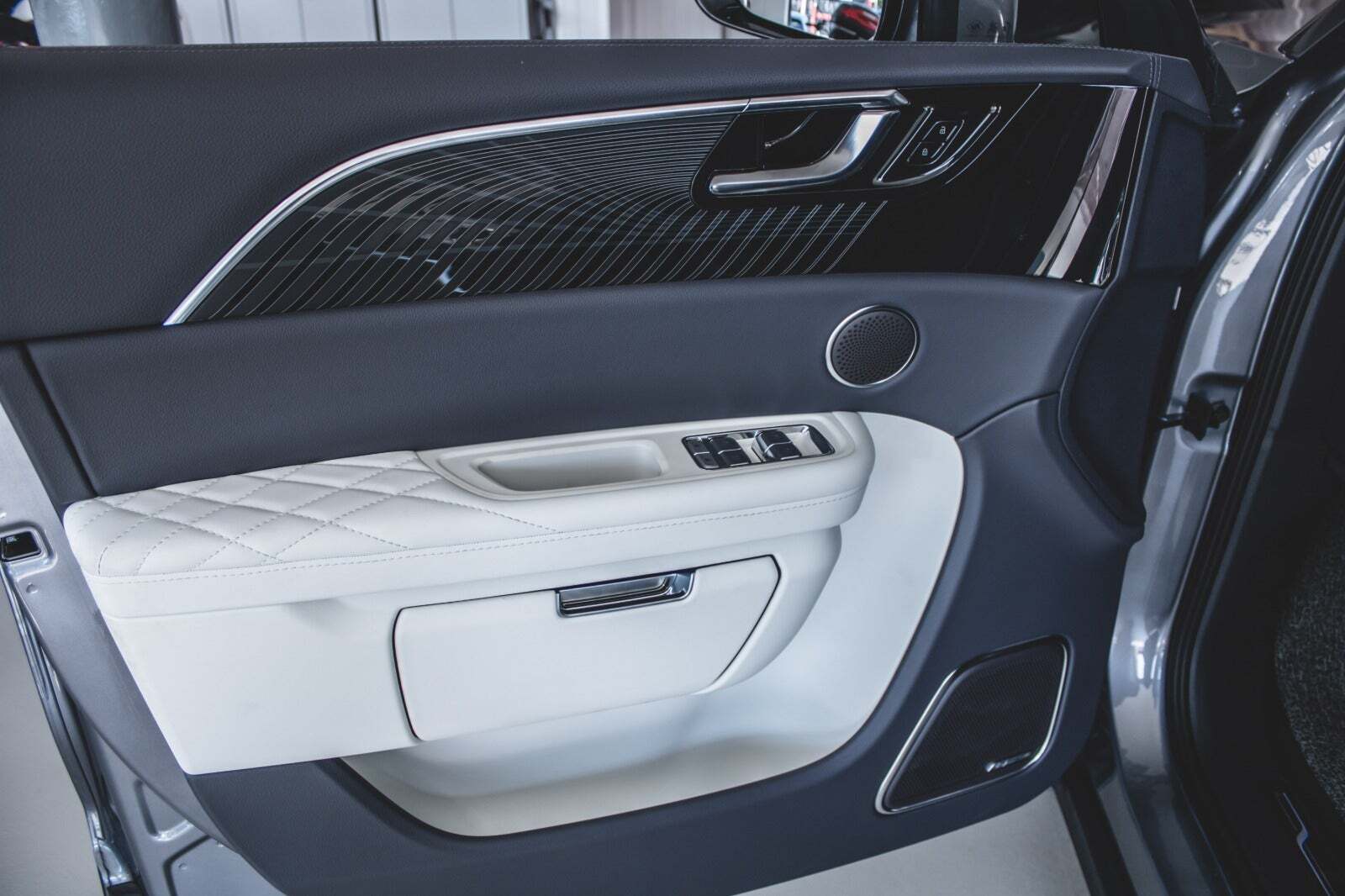 Grå Hongqi E-HS9 fra 2024