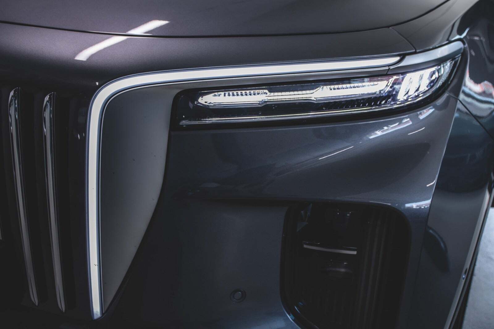 Grå Hongqi E-HS9 fra 2024