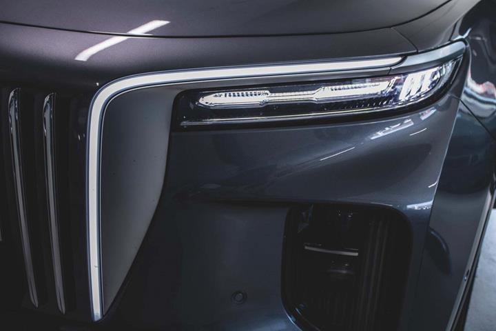 Grå Hongqi E-HS9 fra 2024
