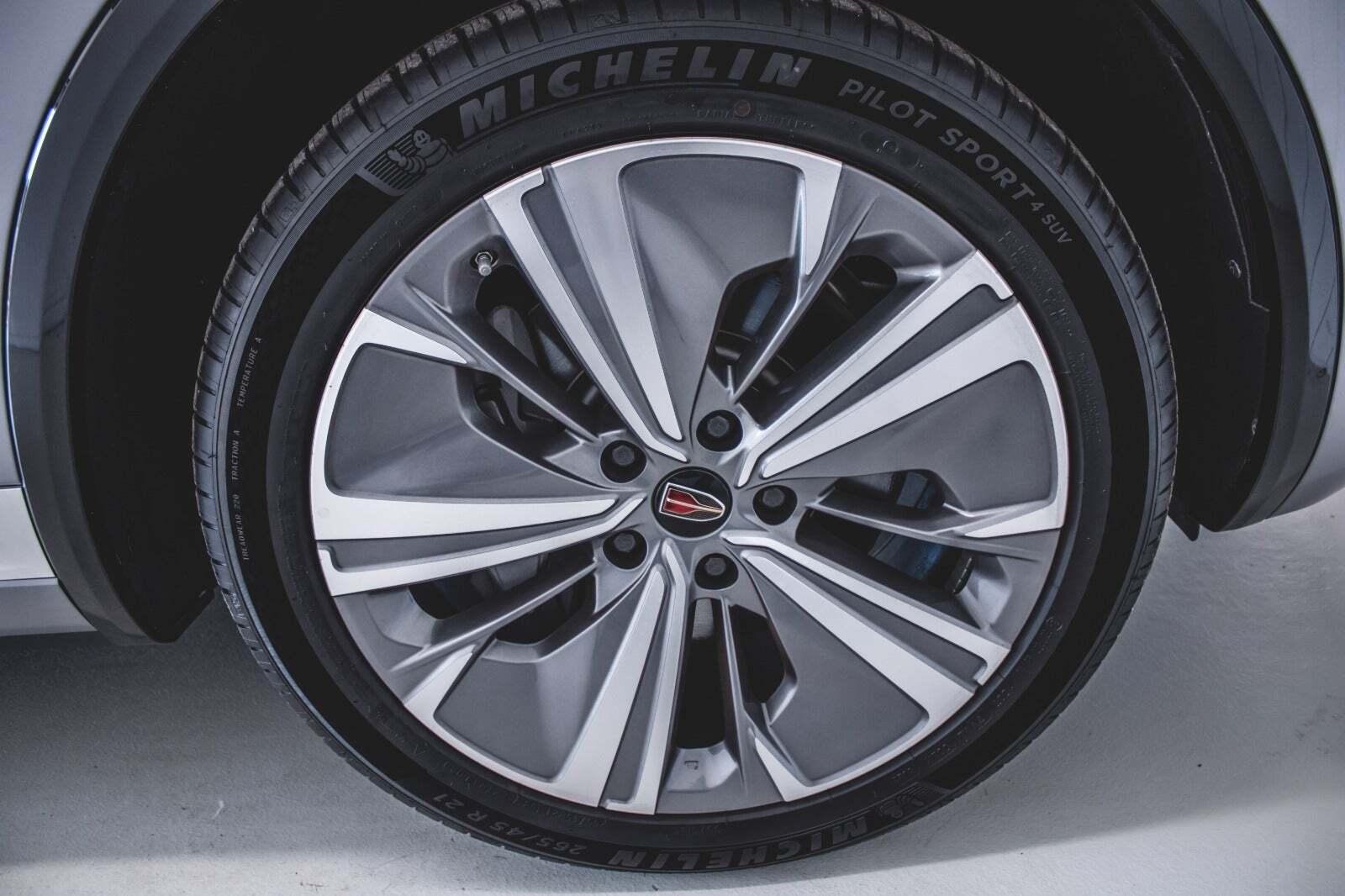 Grå Hongqi E-HS9 fra 2024