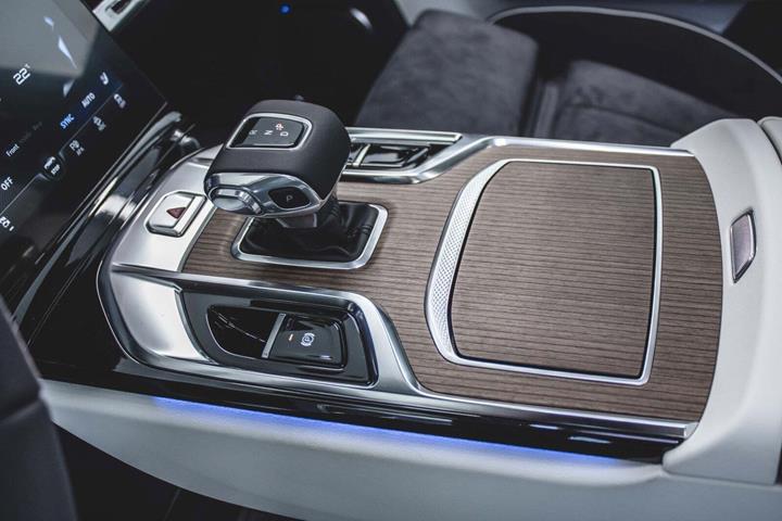 Grå Hongqi E-HS9 fra 2024