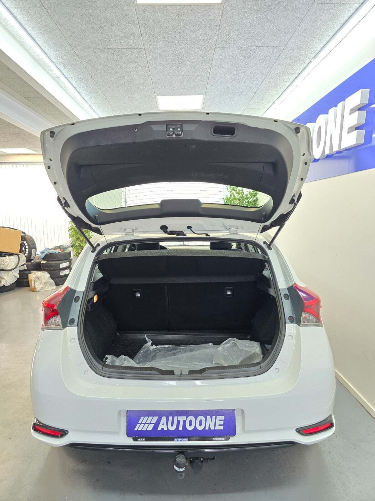 Hvid Toyota Auris fra 2015