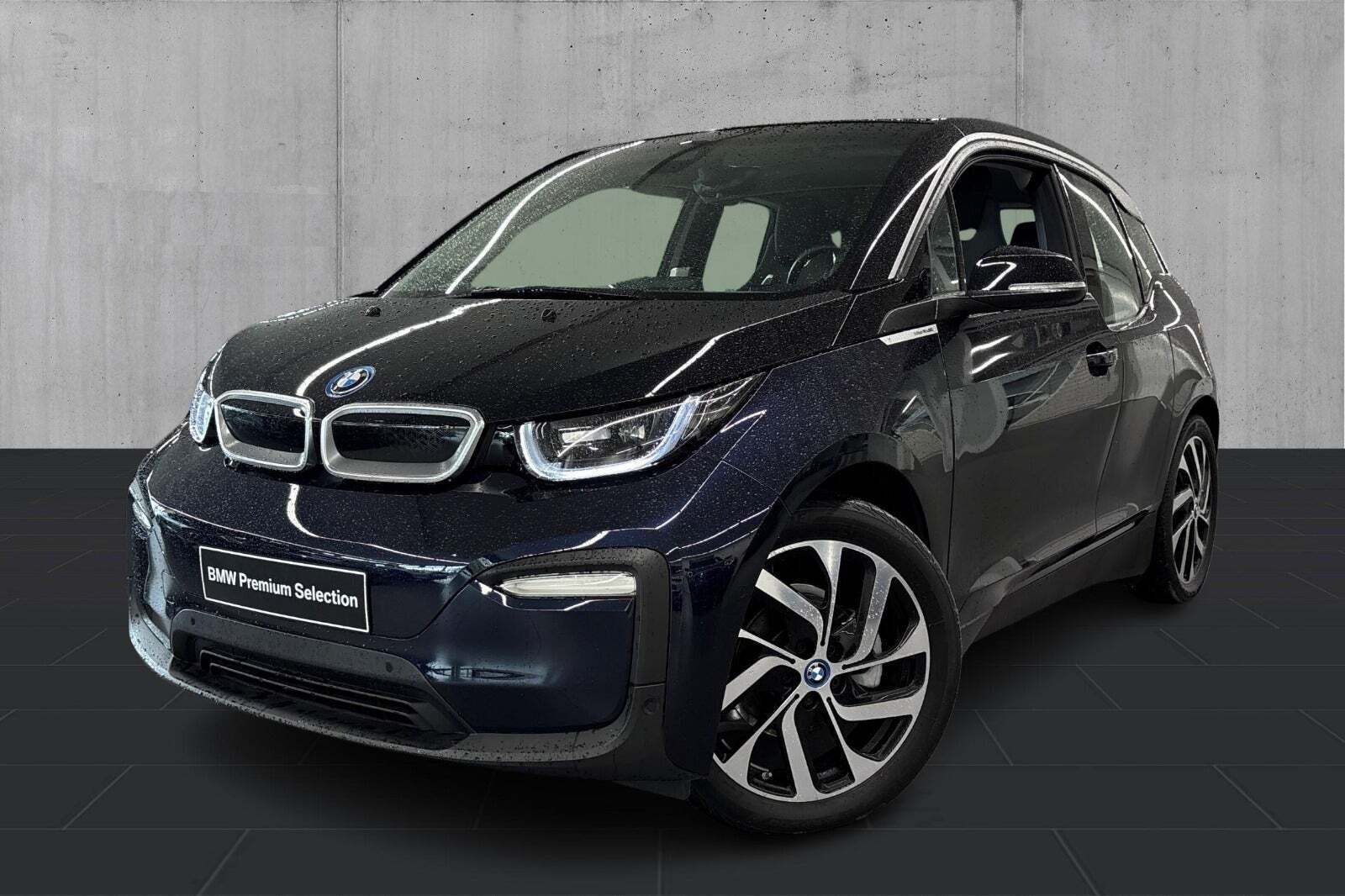 Blå BMW i3 fra 2021 set udefra