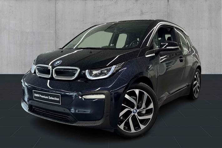 Blå BMW i3 fra 2021 set udefra