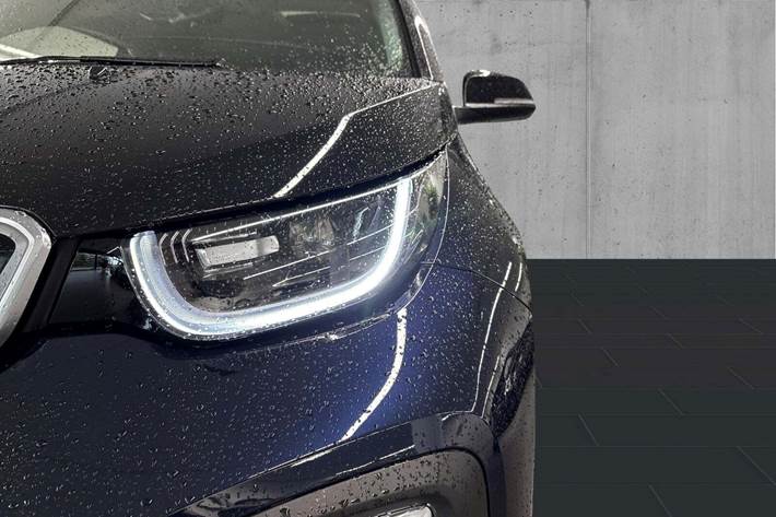 Blå BMW i3 fra 2021 set udefra