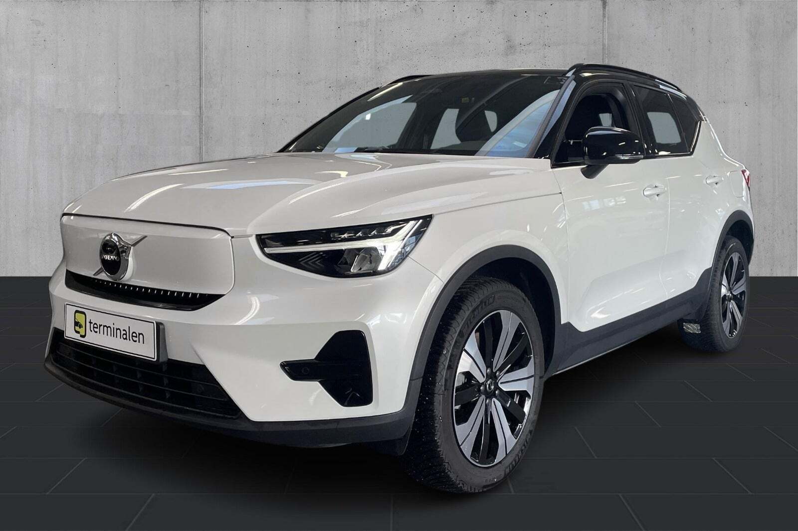 Hvid Volvo XC40 fra 2022 set udefra