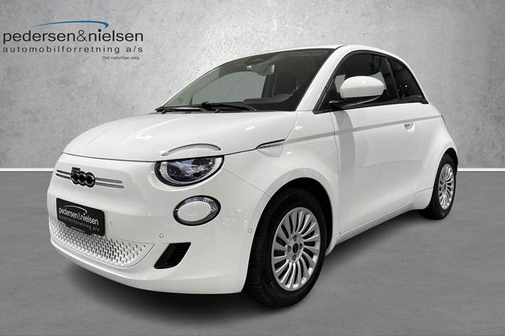 Hvid Fiat 500e fra 2023 set udefra