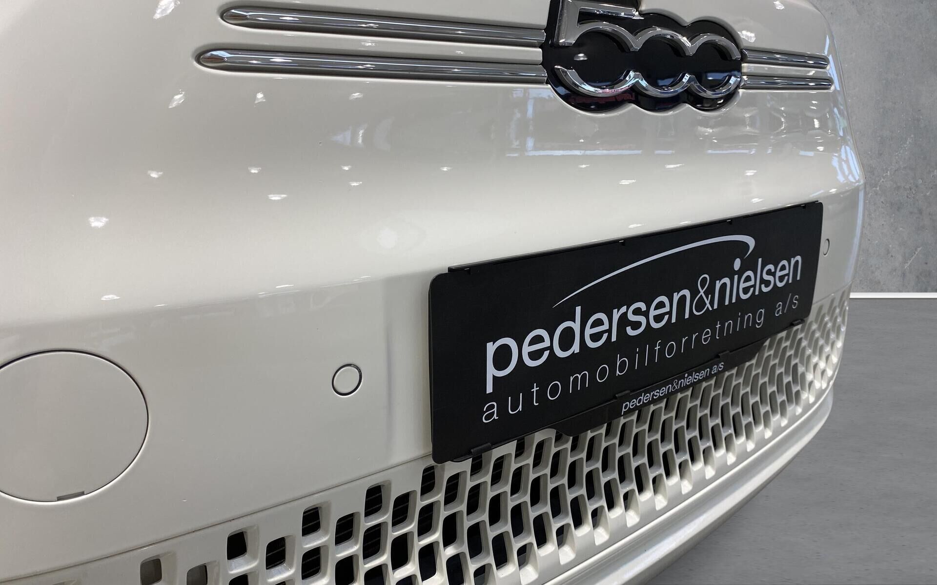 Hvid Fiat 500e fra 2023