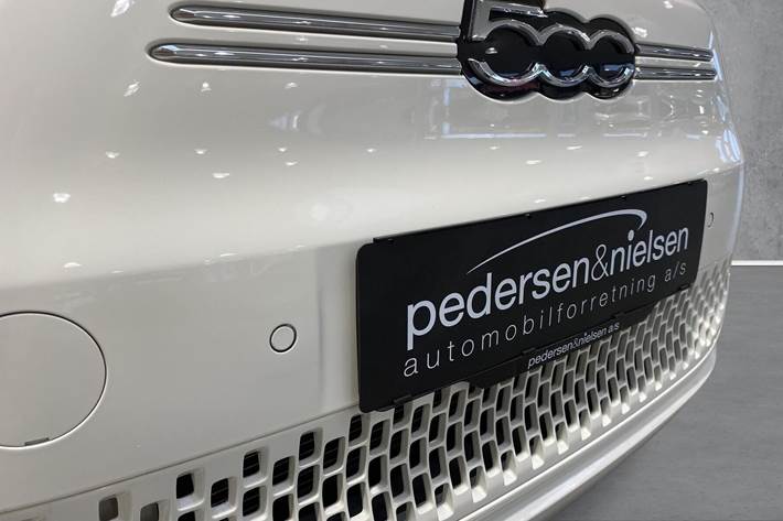Hvid Fiat 500e fra 2023