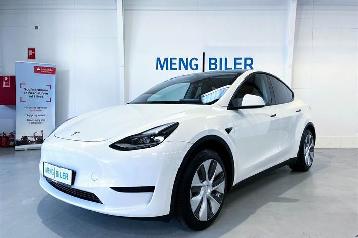 Hvid Tesla Model Y fra 2024 set udefra