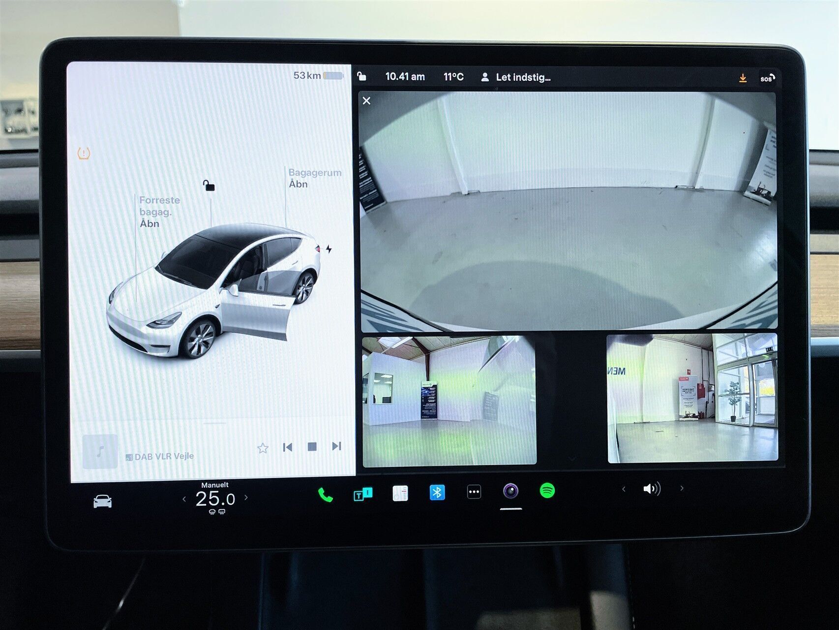 Hvid Tesla Model Y fra 2024