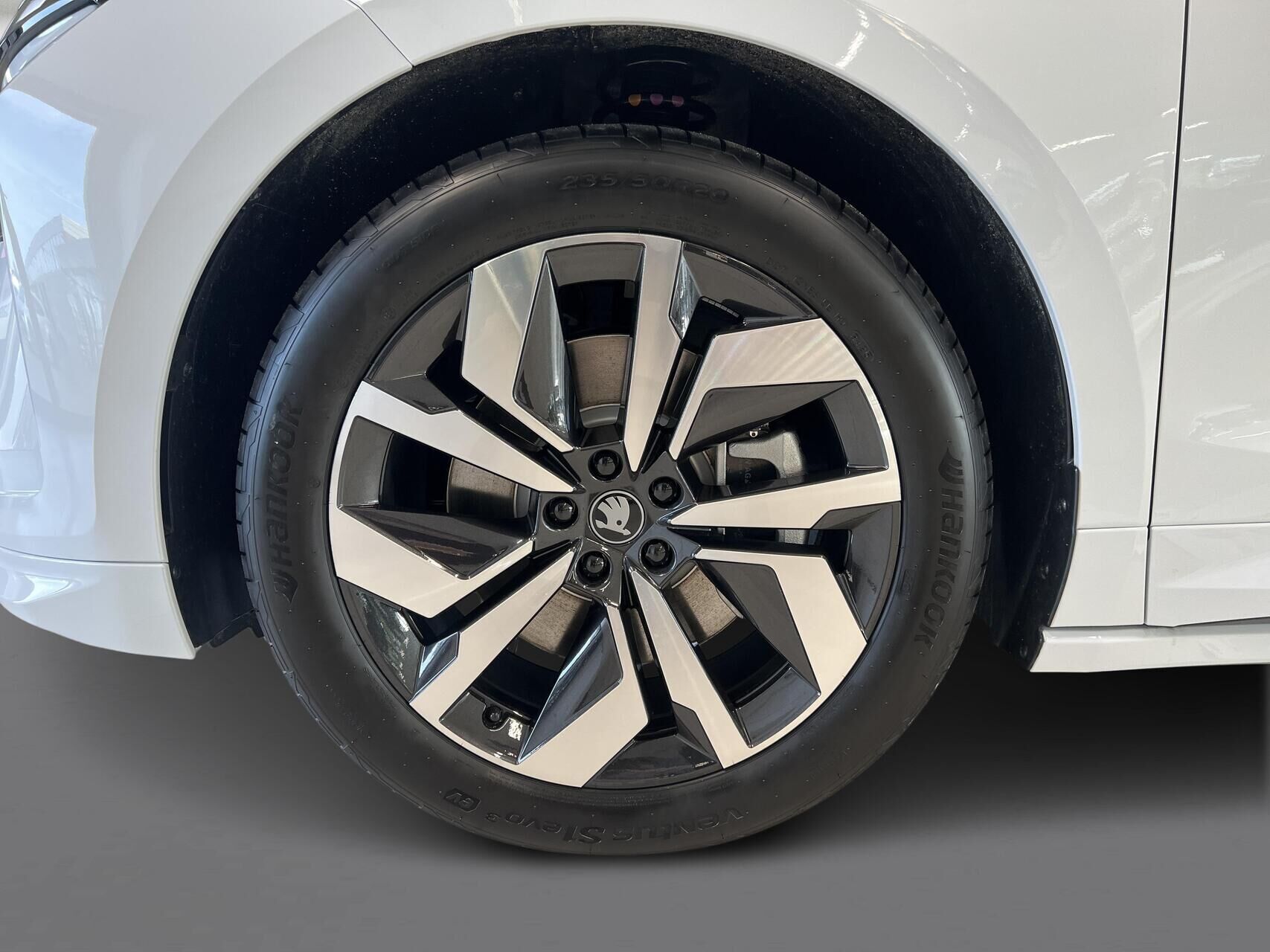 Hvid Skoda Enyaq iV fra 2025